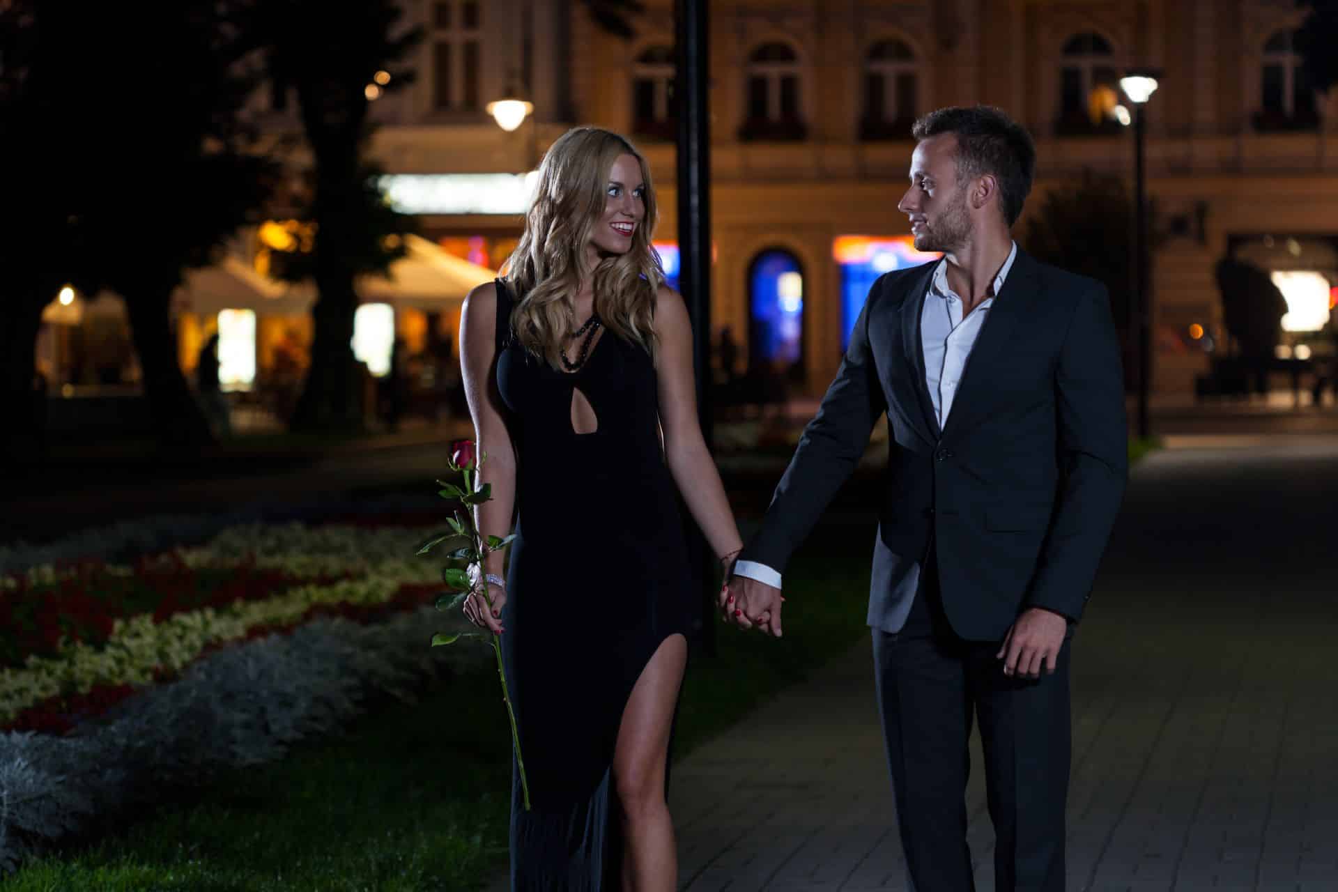 Blonde Begleiterin im schwarzen Abendkleid, Escort Stuttgart bei Nacht