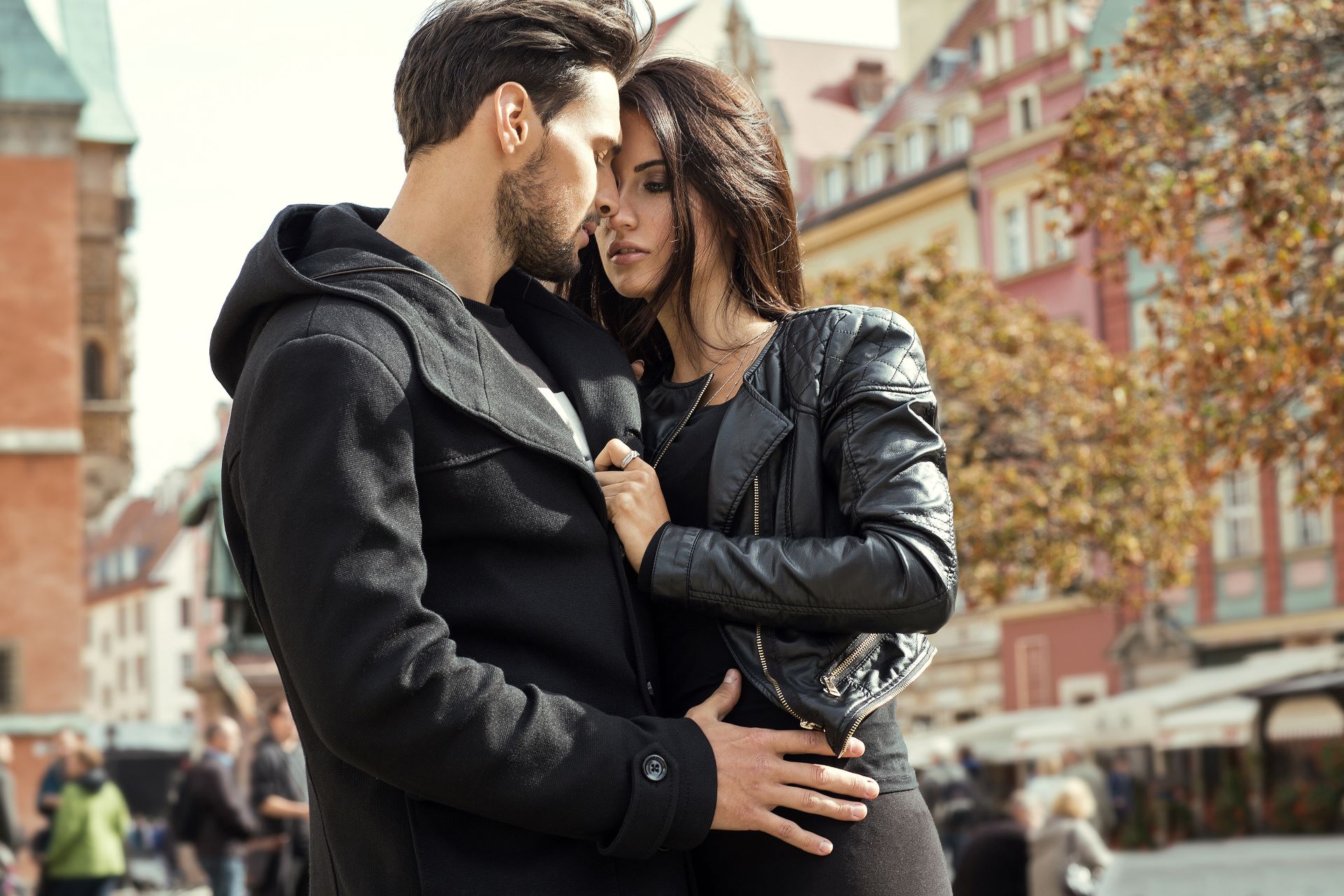 Innige Umarmung eines Paares in der Altstadt, Escort Stuttgart